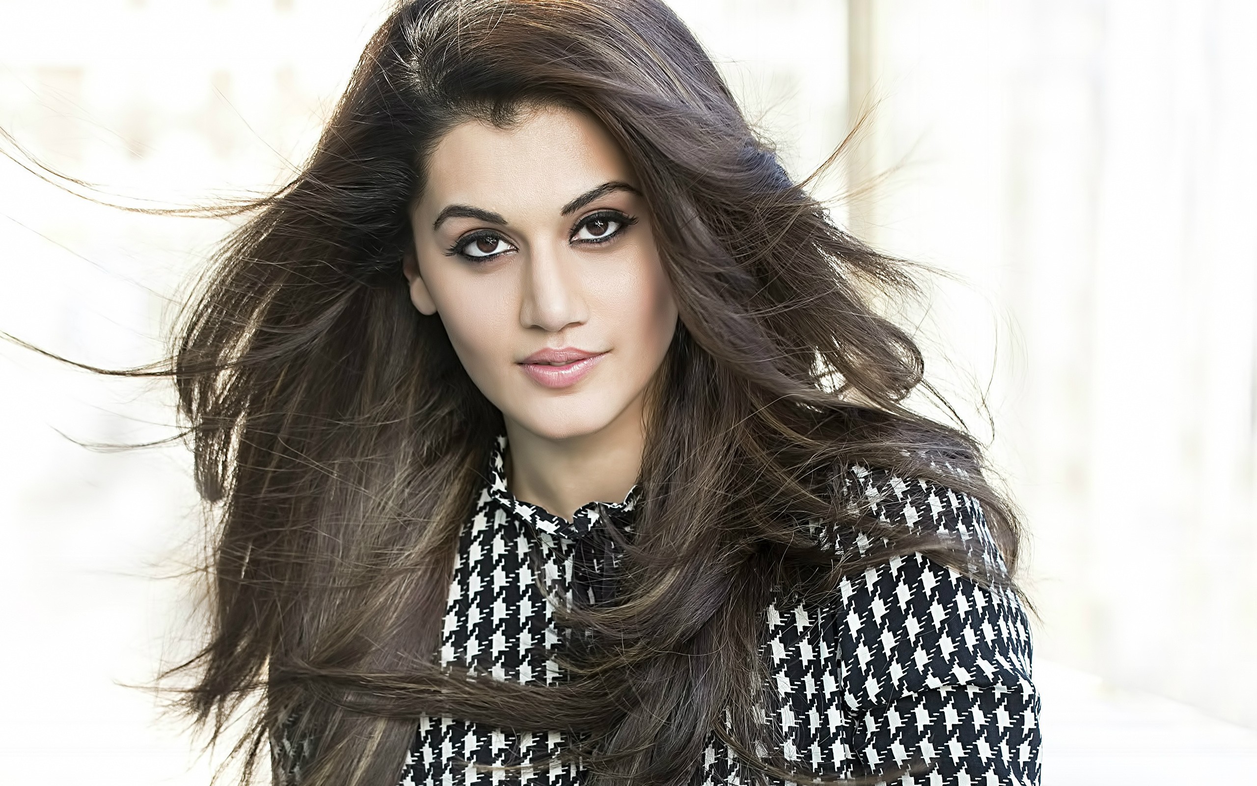 taapsee_pannu_wall_971520