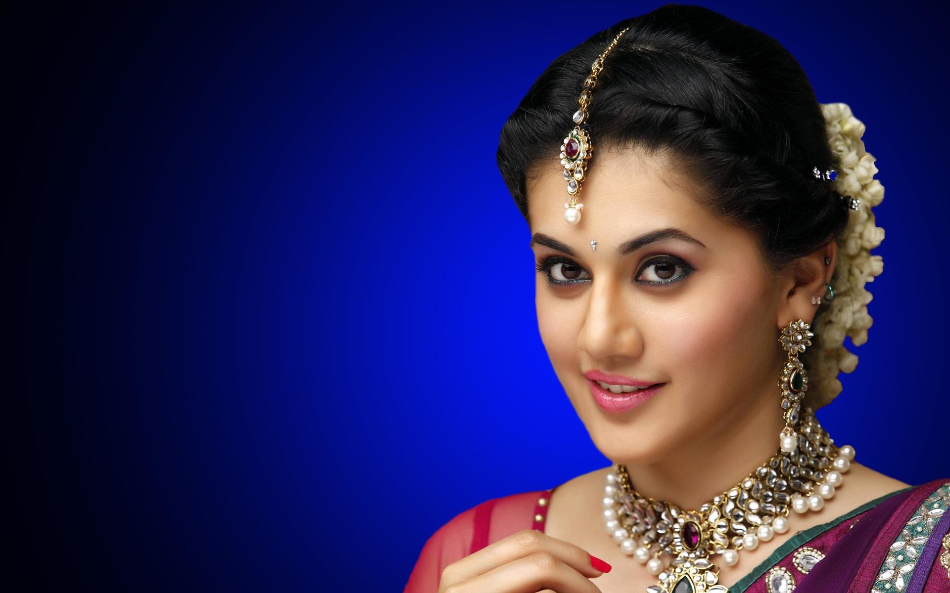 taapsee_pannu_wall_971562