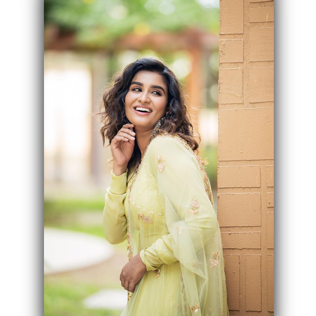 Poove-Poochudava-Reshma-30