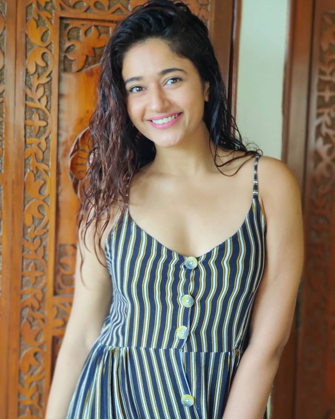 Actress Poonam Bajwa Instagram Hd Photos Live Cinema News