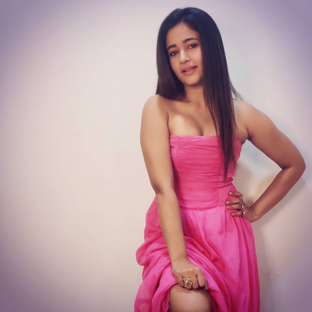 Actress Poonam Bajwa Latest Photoshoot Pics