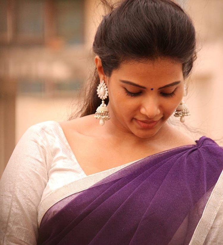 Actress Dhivya Dhuraisamy Saree Photos