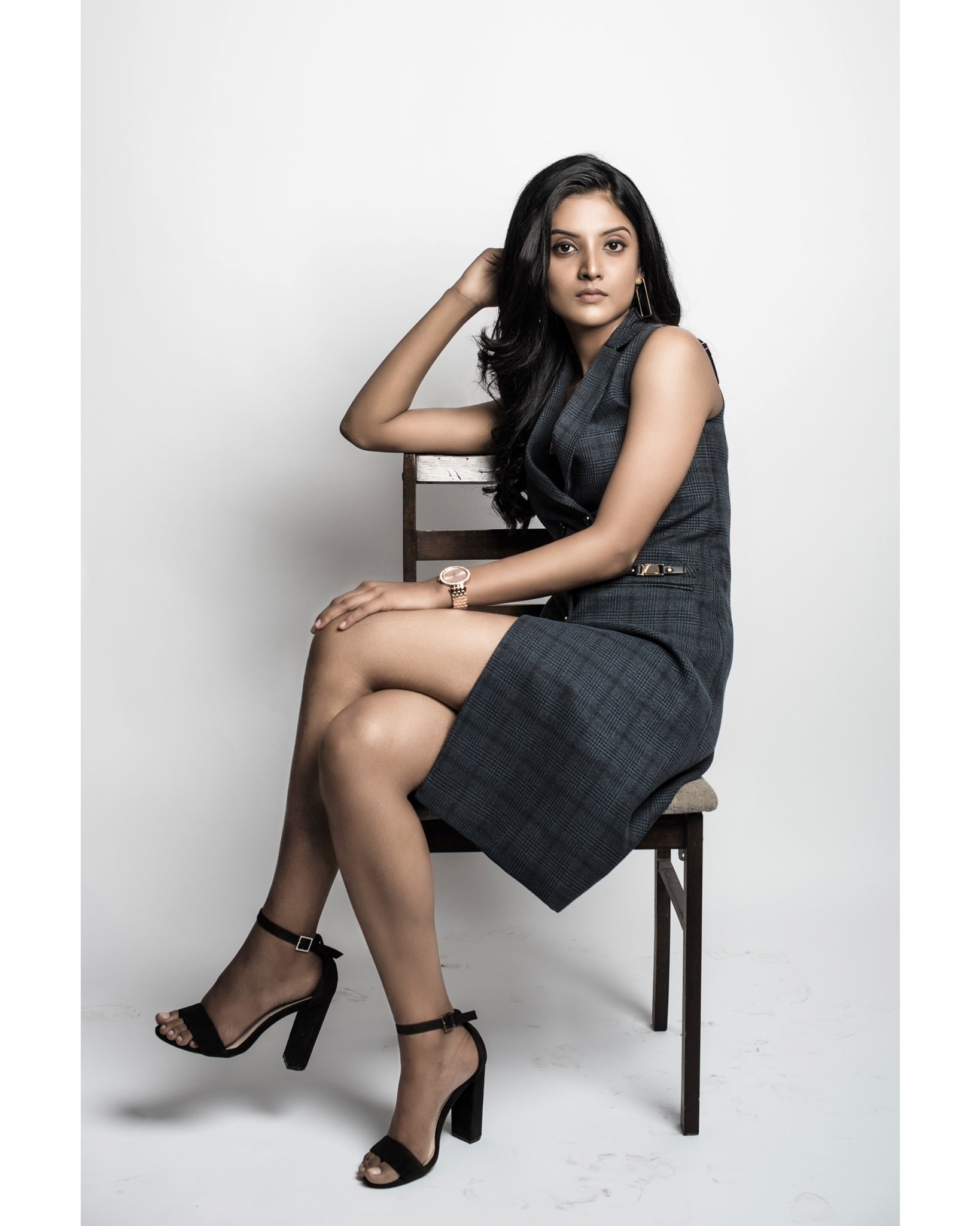Tamil Actress Nivedhithaa Sathish New Photos (1)